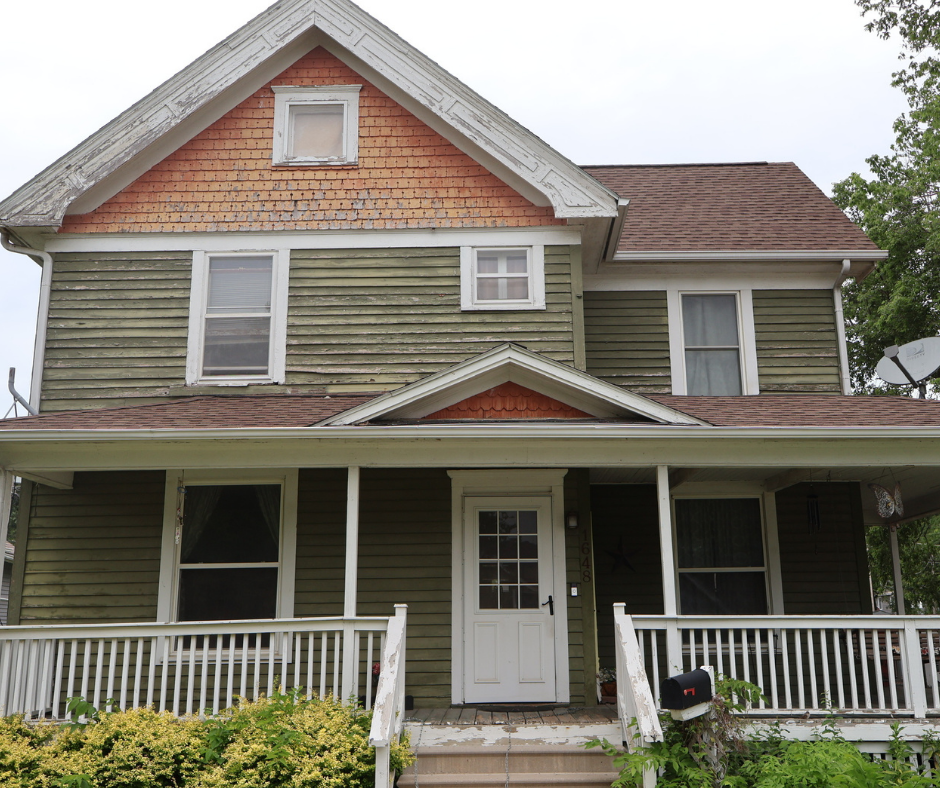 Before siding replacement in Cedar Rapids, Iowa